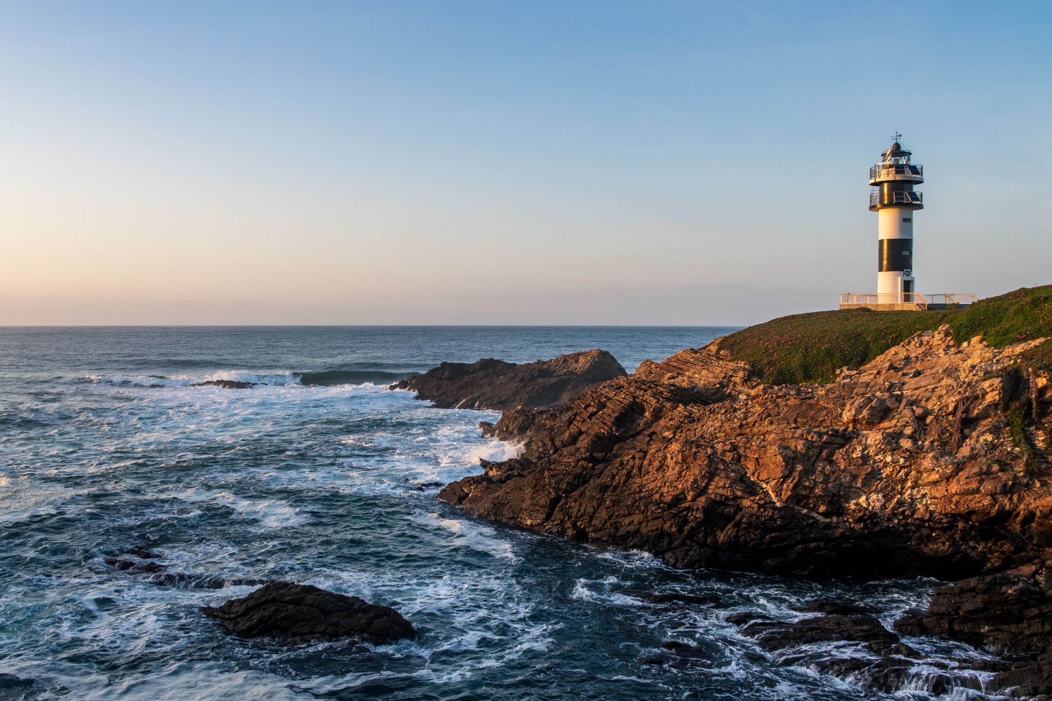 Un faro sulla costa al tramonto