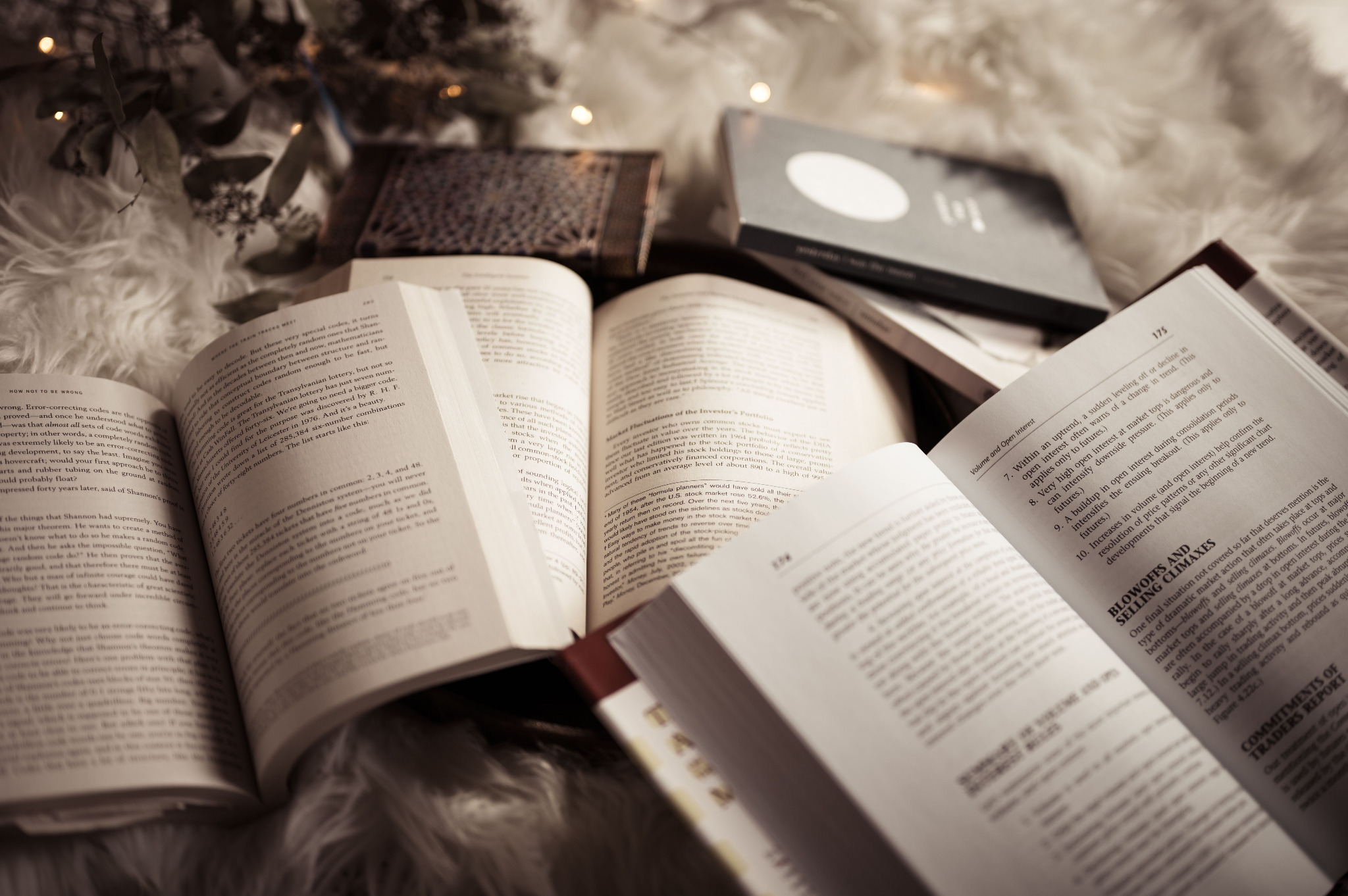Libri aperti disposti uno accanto all’altro
